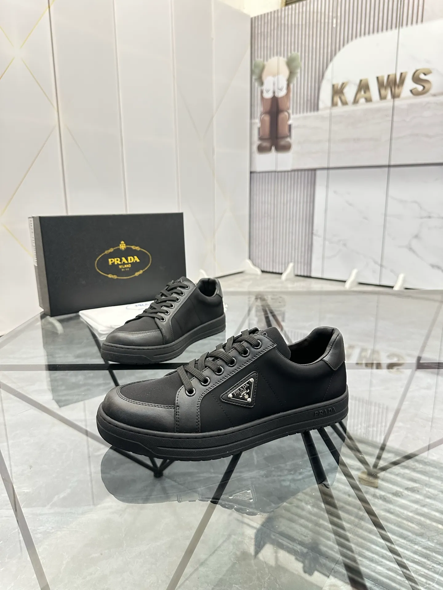 Men's shoes: 💰P400¥ Product trademark: Prada *"Prada*" low-top casual shoes Regular size: 38-44 (can be customized to 45) Product materials: imported cowhide leather upper spliced ​​with original fabric, sheepskin lining, original outsole. Number: 020